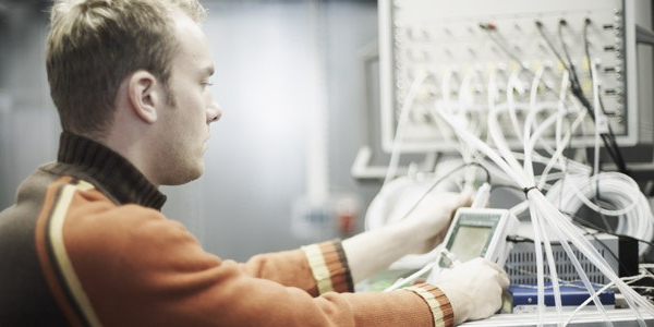 Studente in laboratorio - Tecnologia di misurazione